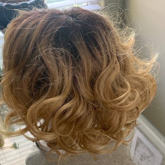 Chic Blonde Ombre Short Wig - Picture 4 of 5